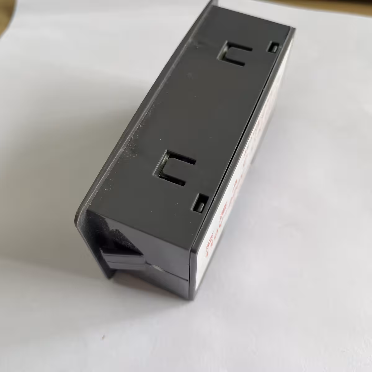 Device for adjusting delay in electrical circuits