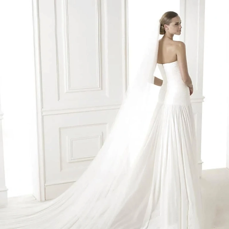 Long white veil, suitable for elegant wedding dresses
