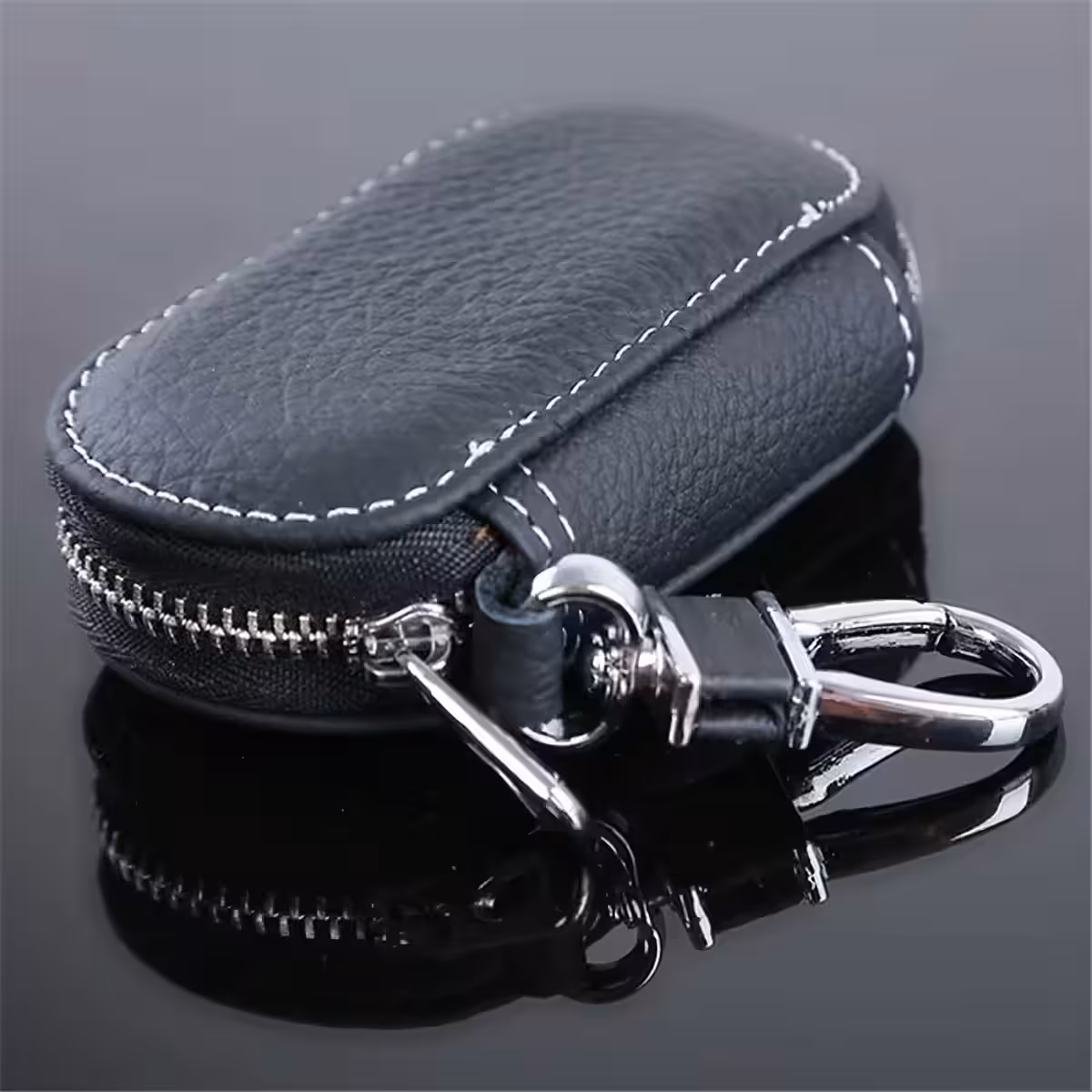 Pouch for car keys, compact and secure design with zipper closure
