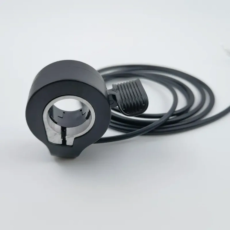 Ergonomic handle for precise control on electric scooter