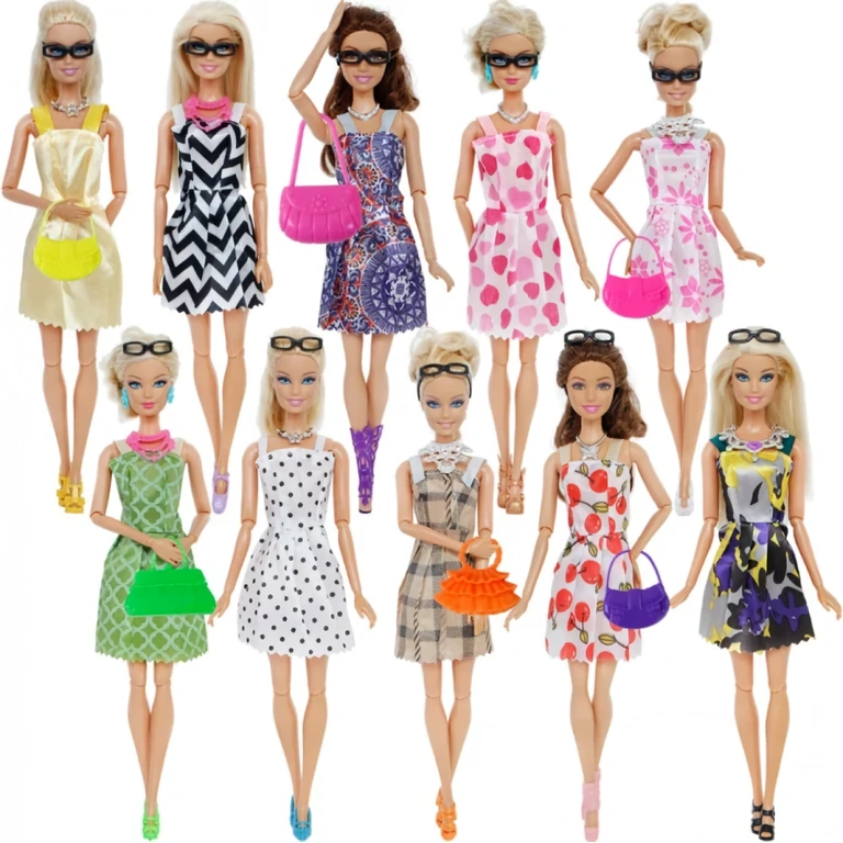 Shoes and bags in various colors for Barbie dolls