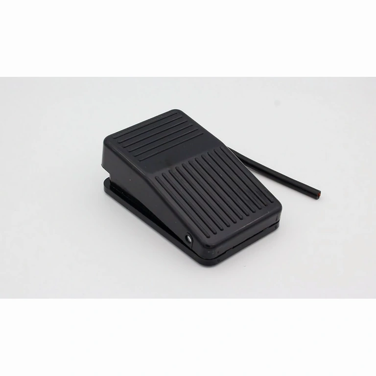 Electric switch with NO+NC contact for devices