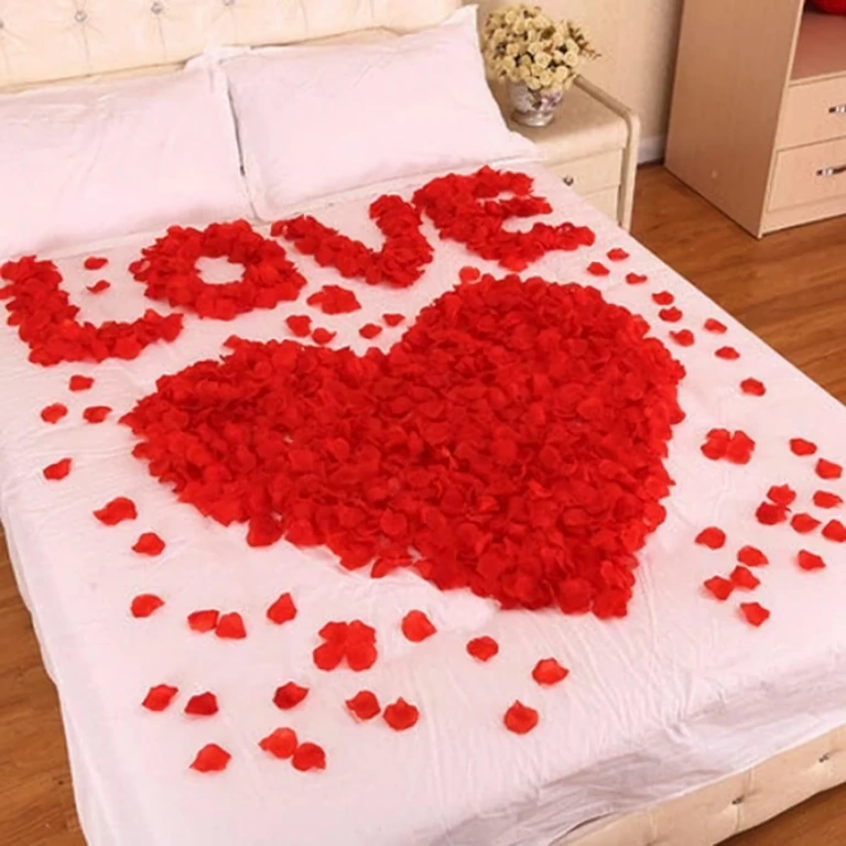 Heart-shaped petal arrangement Red petals ideal for heart-shaped decor – romantic and elegant