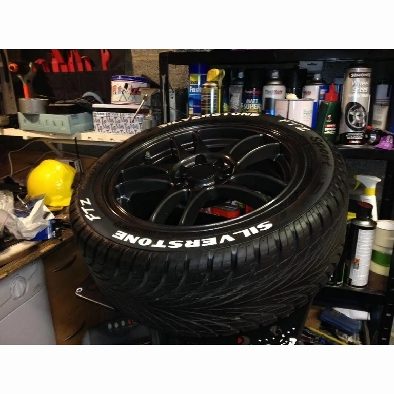 Marker with white paint and round tip Marker with white paint and 2 mm tip