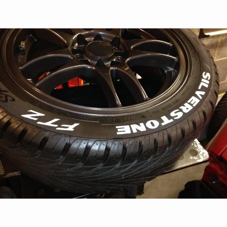 White marker with quick drying Permanent white marker with quick-drying for clear writing