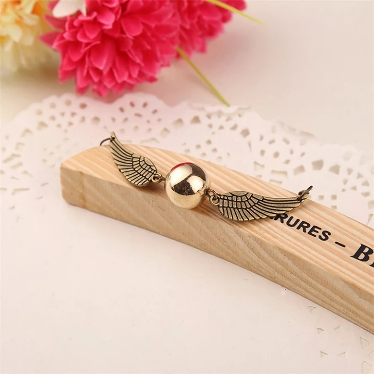 Bracelet with Snitch pendant, elegant and modern finish