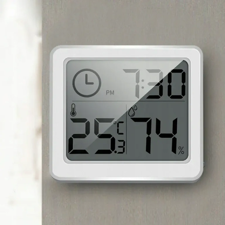 LCD display for temperature, humidity, and time Room clock with large screen displaying temperature and humidity