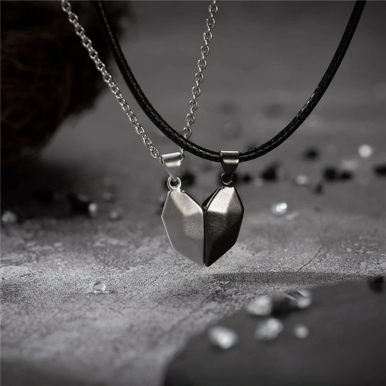 Magnetic heart pendants that complement each other – for long-distance couples