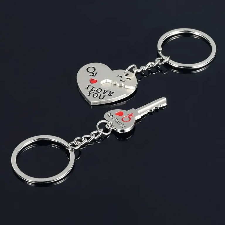 Elegant keychain with heart and key, made of durable alloy