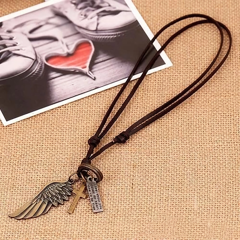 Boho-style necklace with double wing pendant