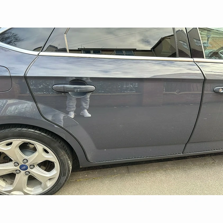 Flexible strip for protecting car door edges