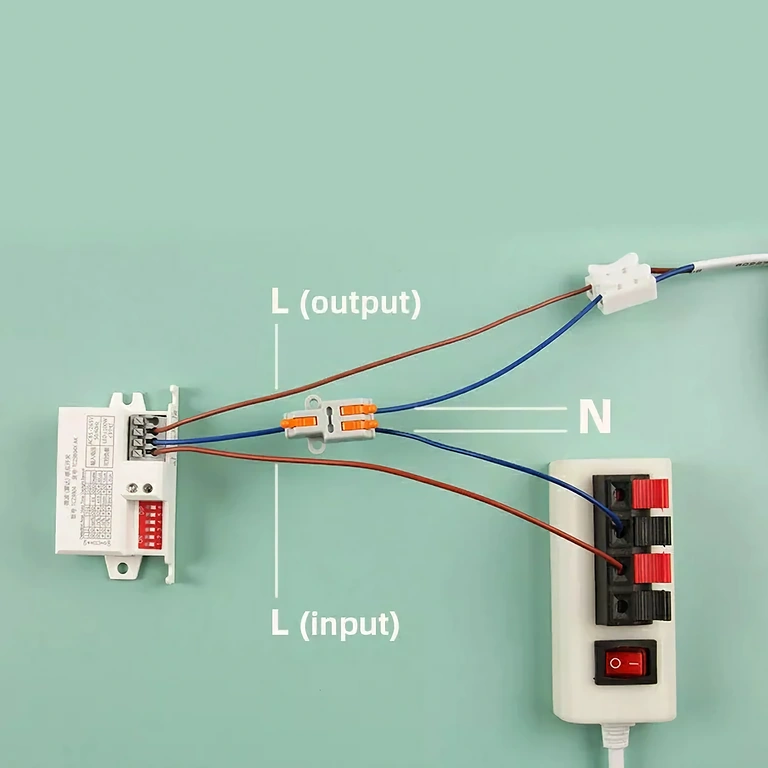 Electrical wiring diagram for 3-wire sensor: phase, neutral, lamp output