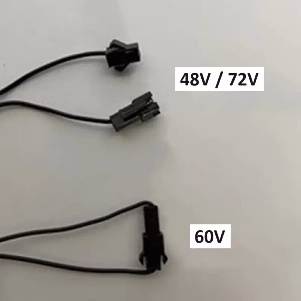 Digital screen compatible with multiple input voltages