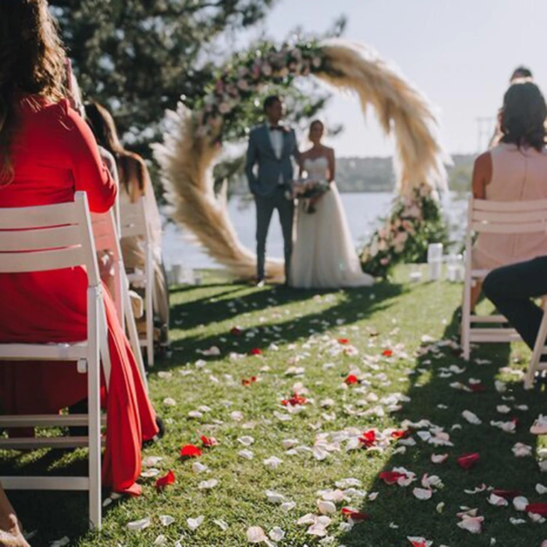 Artificial white petals for romantic Valentine's Day decoration